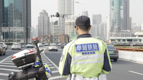 股票配资知识 AI大模型算出上海治堵“最优解”？无人机也能当交警？解码上海智能交管探索